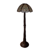 Lampa podłogowa z lat 50. z rattanową podstawą i dużym kloszem z masy perłowej.